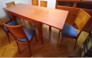 Mesa de salón con 6 sillas tapizadas.