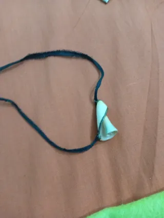 Colgante artesanal único.  Con baño de oro