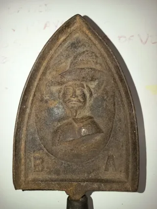 Plancha antigua hierro fundido figura