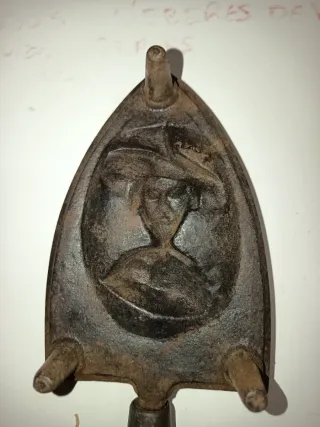 Plancha antigua hierro fundido figura
