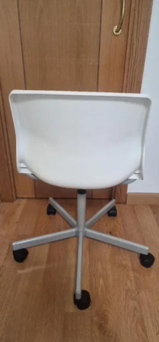 Silla de escritorio blanca con ruedas