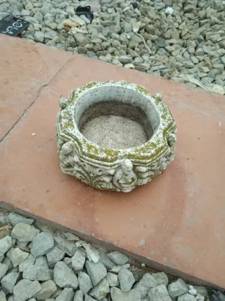 Cenicero antiguo de piedra con figuras