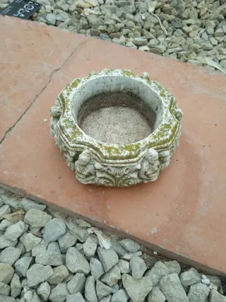 Cenicero antiguo de piedra con figuras