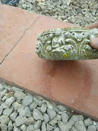 Cenicero antiguo de piedra con figuras