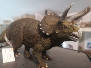 Dinosaurio Triceratops de Papo