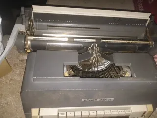 Máquina de escribir Olivetti Línea 98