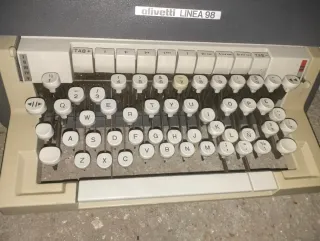 Máquina de escribir Olivetti Línea 98