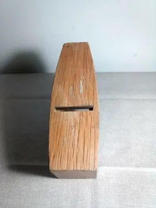 Cepillo de carpintero antiguo de madera