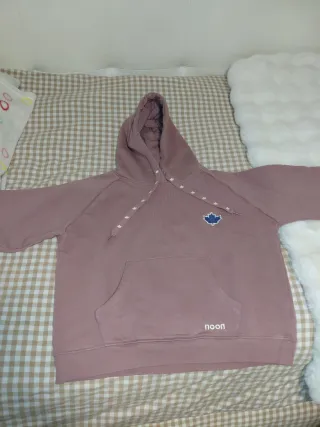 Sudadera rosa marca noon. Da algo menos d talla.