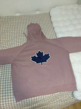 Sudadera rosa marca noon. Da algo menos d talla.