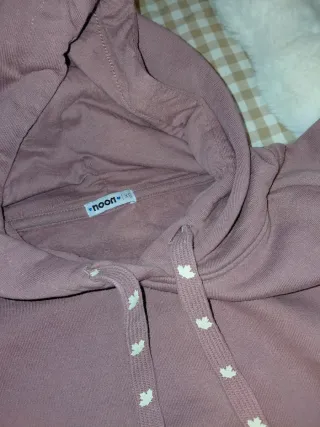 Sudadera rosa marca noon. Da algo menos d talla.