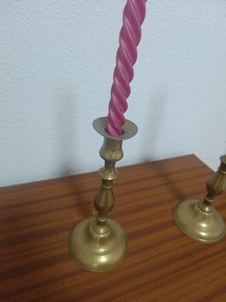 Candelabros de peltre con velas rojas