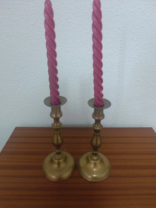Candelabros de peltre con velas rojas