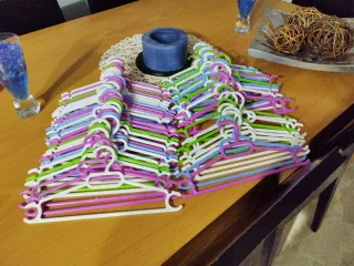 Lote de más de 50 Perchas Infantiles Plástico Colo