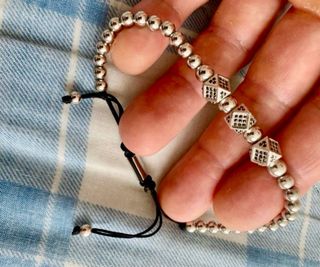 Pulsera Bolitas Doradas con Dados