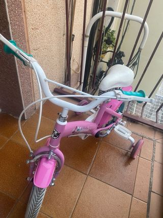 Bicicleta infantil rosa con ruedines