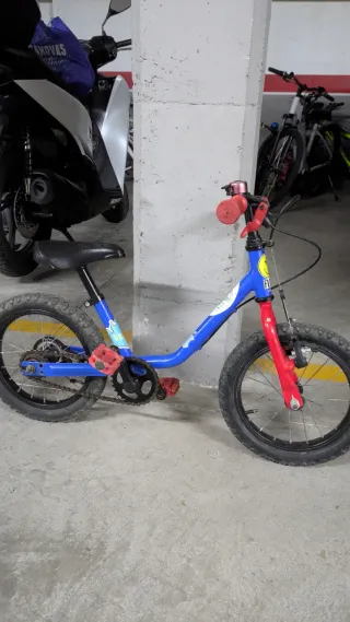 Bicicleta infantil azul (Decathlon)