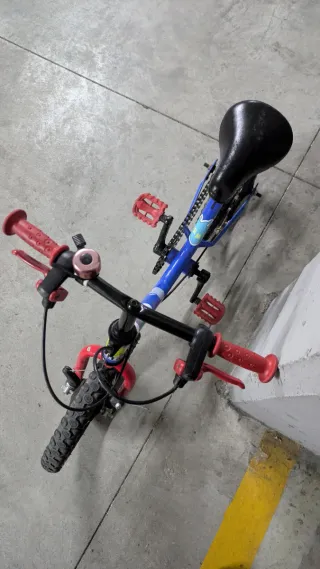 Bicicleta infantil azul (Decathlon)