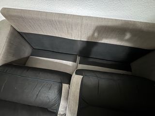 Sofá de tela gris con cojines