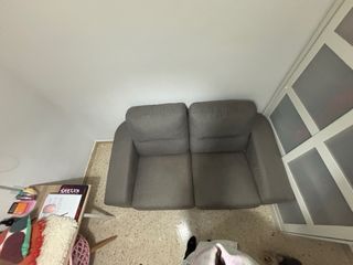 Sofá de tela gris con cojines