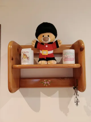 Estantería de pino macizo con adornos