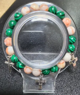 Pulsera con cruces y cuentas verdes y multicolor