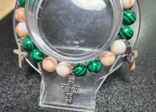 Pulsera con cruces y cuentas verdes y multicolor
