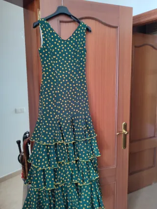 Traje de flamenca verde con lunares amarillos