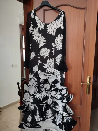 Traje de flamenca verde con lunares amarillos