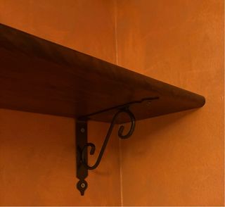 Mensole in legno con staffe decorative