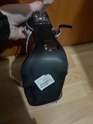 Zapatos de tacón negros y plateados