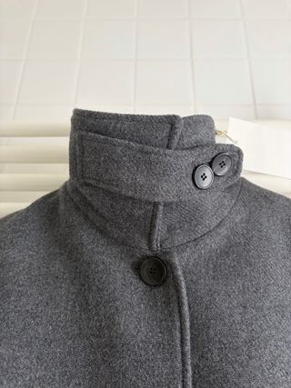 Abrigo corto con lana cuello subido