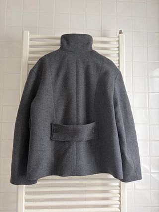 Abrigo corto con lana cuello subido