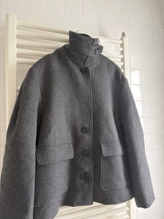 Abrigo corto con lana cuello subido
