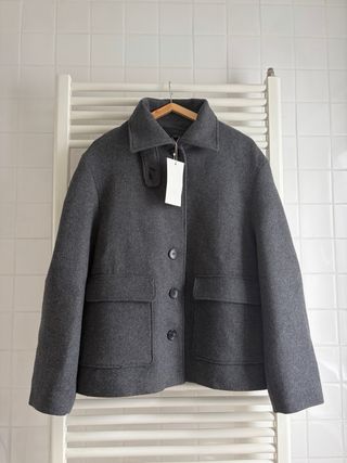 Abrigo corto con lana cuello subido