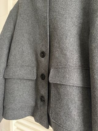 Abrigo corto con lana cuello subido