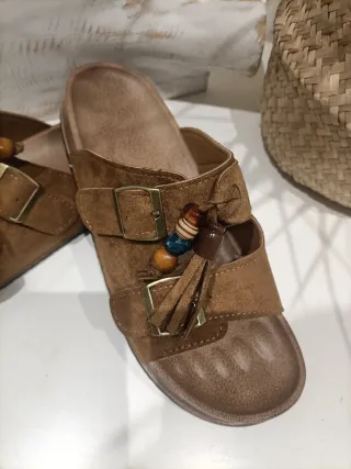 Sandalias marrones con abalorios