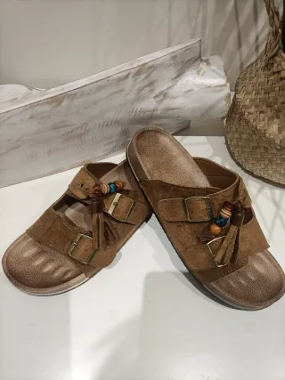 Sandalias marrones con abalorios