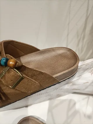 Sandalias marrones con abalorios