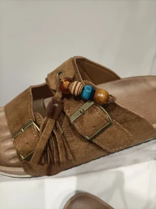 Sandalias marrones con abalorios
