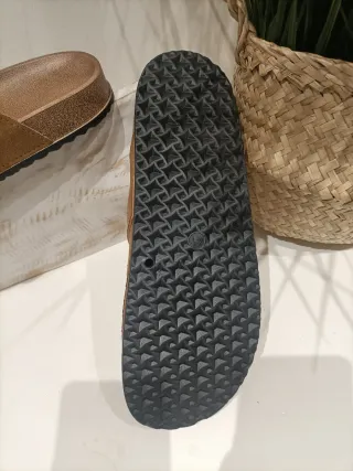 Sandalias marrones con abalorios