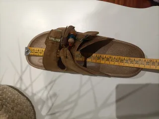 Sandalias marrones con abalorios