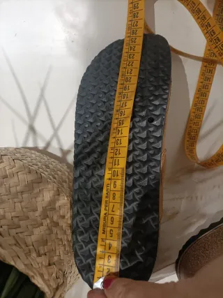 Sandalias marrones con abalorios