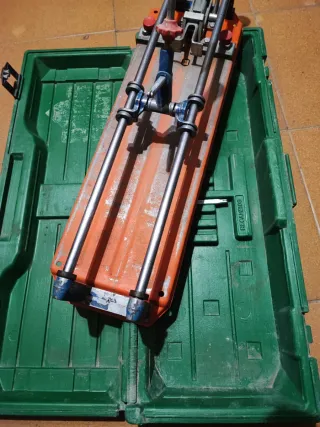 Cortadora de azulejos y suelos Rubi