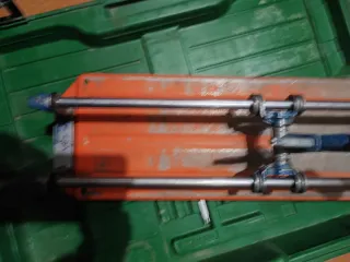 Cortadora de azulejos y suelos Rubi