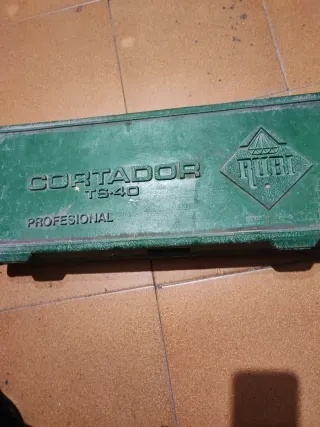 Cortadora de azulejos y suelos Rubi