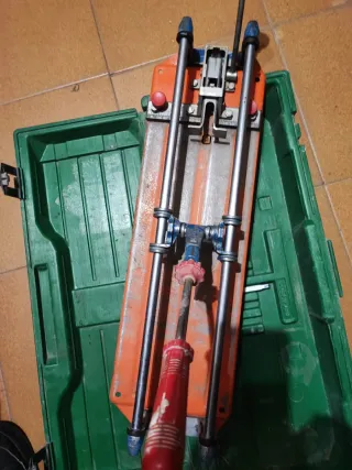 Cortadora de azulejos y suelos Rubi