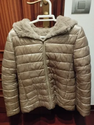 Chaqueta acolchada con capucha dorada