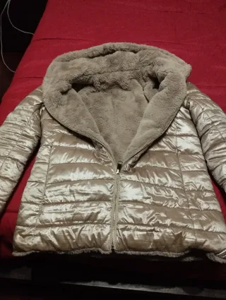 Chaqueta acolchada con capucha dorada