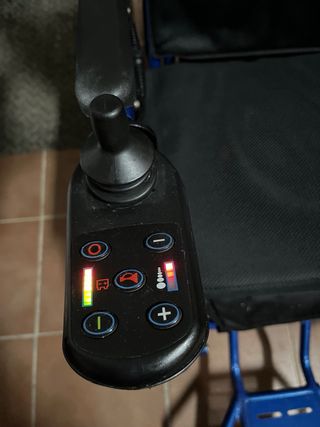 Silla de ruedas eléctrica azul